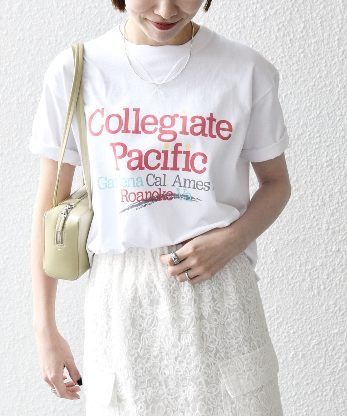 《予約》【SHIPS any別注】Collegiate Pacific:〈洗濯機可能〉V ガゼット プリント & 刺繍 Tシャツ 25SS